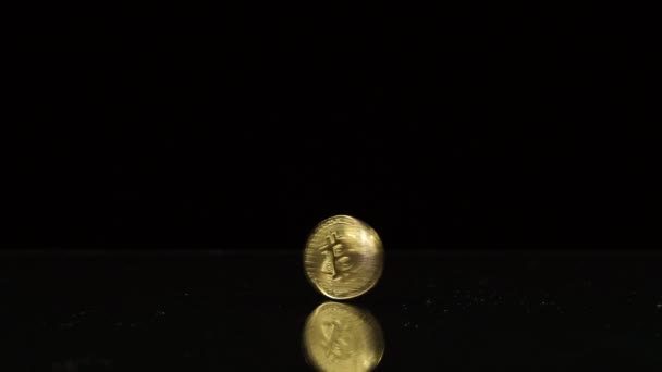 Bitcoin Girar Sobre Una Mesa Espejo Negro — Vídeos de Stock