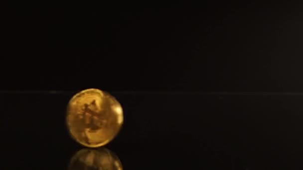 Siyah Ayna Tablo Bitcoin Spin — Stok video