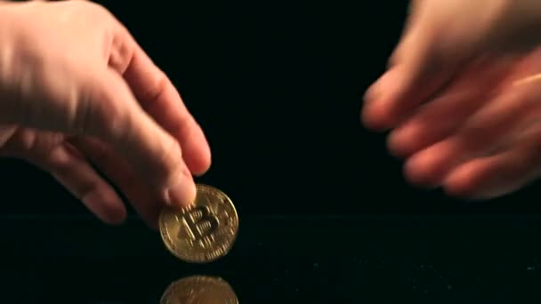 Bitcoin Drehung Auf Einem Schwarzen Spiegeltisch — Stockvideo