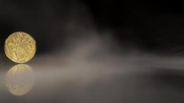 duman ile siyah bir zemin üzerine altın Bitcoin