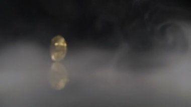 duman ile siyah bir zemin üzerine altın Bitcoin