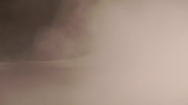 duman ile siyah bir zemin üzerine altın Bitcoin