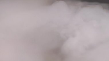 duman ile siyah bir zemin üzerine altın Bitcoin