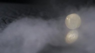 duman ile siyah bir zemin üzerine altın Bitcoin