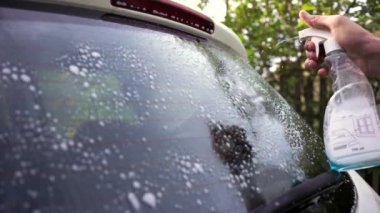 doğada otomobil cam temizlik