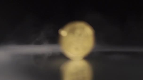 Goldener Bitcoin Auf Schwarzem Hintergrund Mit Rauch — Stockvideo