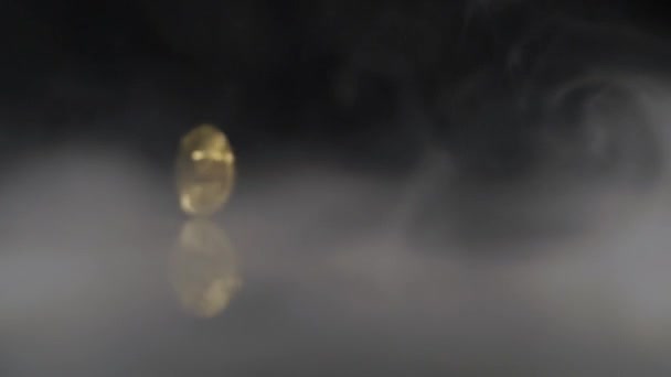 Bitcoin Dourado Sobre Fundo Preto Com Fumaça — Vídeo de Stock
