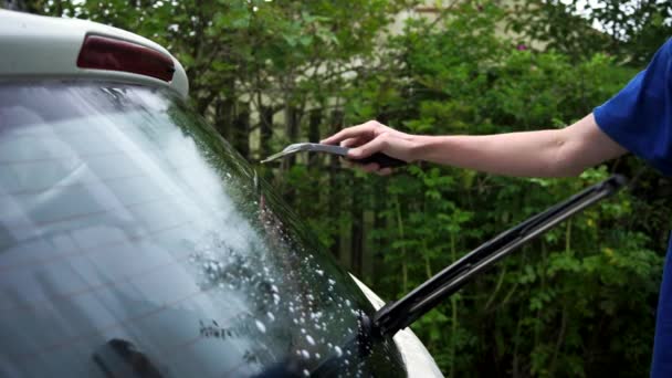 Очистка Стекла Автомобиля Природе — стоковое видео