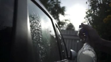 doğada otomobil cam temizlik