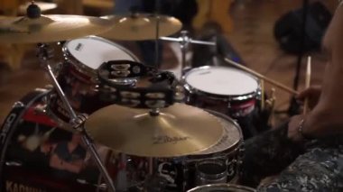 bir kafede oynarken davulcu