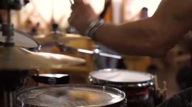 bir kafede oynarken davulcu