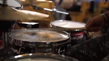 bir kafede oynarken davulcu