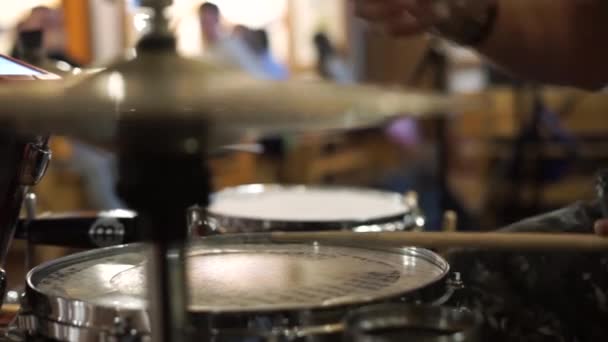 Schlagzeuger Spielt Einem Café — Stockvideo