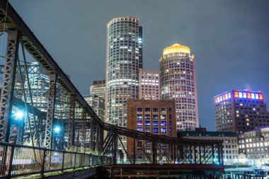 Boston manzarası ve Fort Point kanaldan Fan Pier Park geceleri
