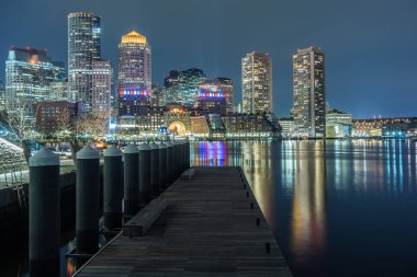 Boston manzarası ve Fort Point kanaldan Fan Pier Park geceleri