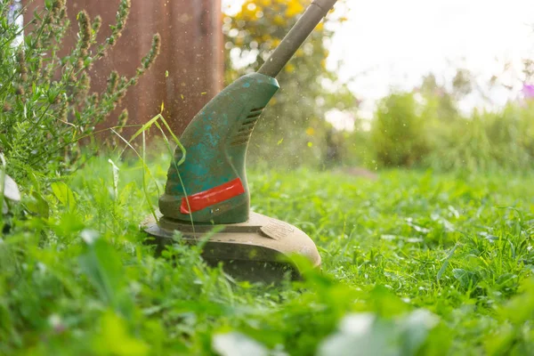 Arbeiter Mäht Gras Garten Mit Dem Unkrautschneider — Stockfoto