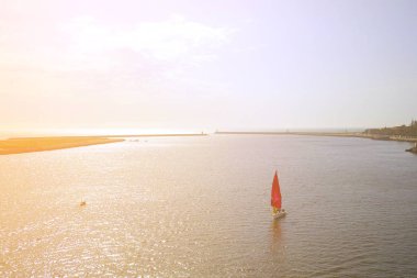 Deniz dalgalarında yat yelken