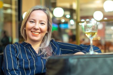 kız beyaz şarap ile bir kafede oturan