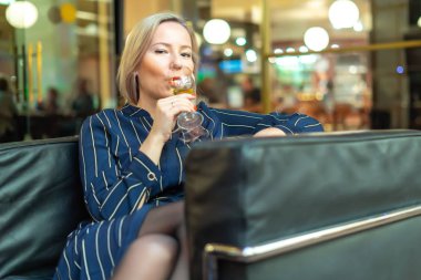 kız beyaz şarap ile bir kafede oturan