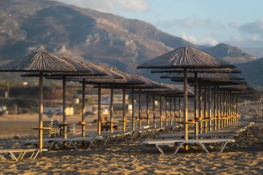 Bamboo, Reed, plajda saman plaj şemsiyeleri Falasarne, Yunanistan, Girit