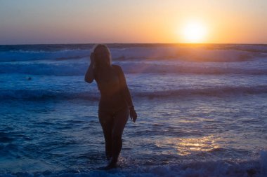 Sahilde kız günbatımı sevinç deniz