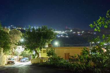 Geceleri Girit adasında dağın küçük köy