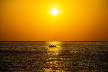 Girit 'te yaz erken sabah parlak gökyüzü plaj