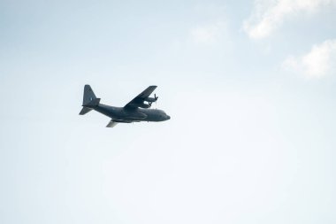 Girit Adası üzerinde askeri uçak