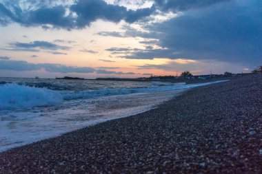 Akşamları gün batımı ile dalgalar