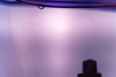 Filtre sürahi beyaz zemin üzerine su ile