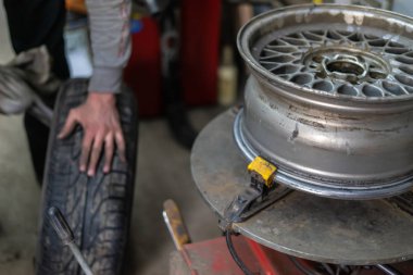 Otomatik onarım hizmetinde tekerlek üzerinde lastik değiştirin