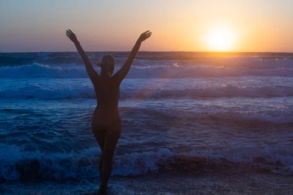 Chica Atardecer Regocija Mar Playa — Foto de Stock