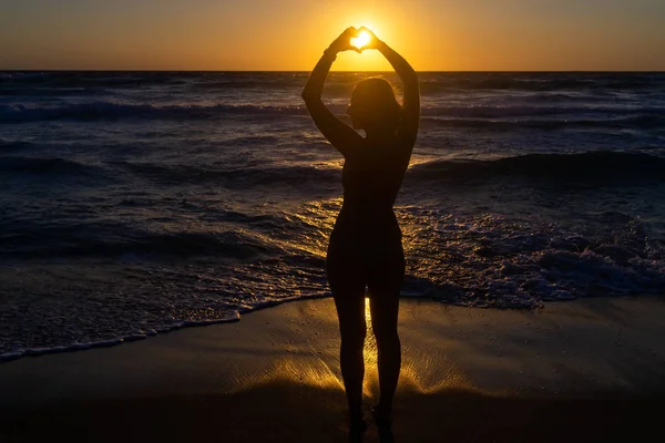 Hand Herzform Während Des Sonnenuntergangs Strand Falasarne Griechenland Beton — Stockfoto