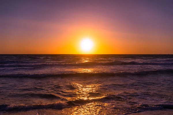 Sahilde günbatımı ve deniz Falasarne, Yunanistan, Girit