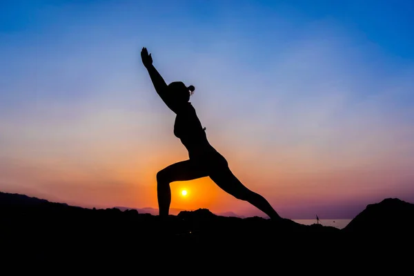 Silhouette Una Giovane Donna Che Yoga Sulla Spiaggia Tramonto — Foto Stock