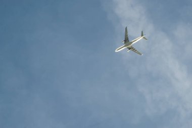 Gökyüzünde bir uçak