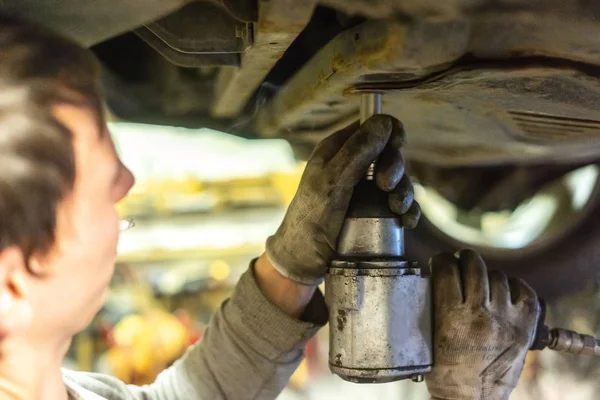 Otomatik mekanik, servis istasyonunda krank kılıfı korumasını kaldırır. Araba Lift