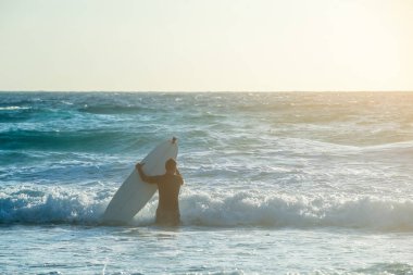 Genç adam, acemi Surfer Girit Adası, plaj Falasarna bir deniz köpüğü üzerinde sörf öğrenir