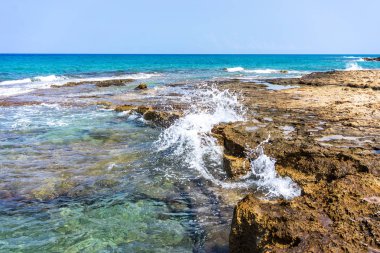 Uçuruma sıçrayan dalga