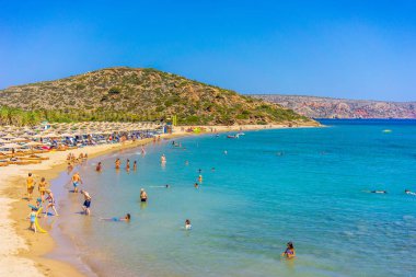 Yunanistan, Girit, Ağustos 2018: Yunanistan 'da Girit adasında Vai palmtrees Körfezi ve plaj