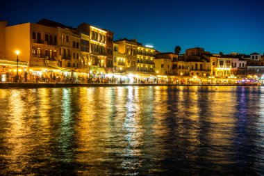 Yunanistan, Chania, Ağustos 2018: Geceleri Chania'nın ışıklı Venedik habour'u, Girit, Yunanistan