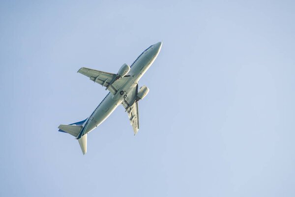 самолет в небе