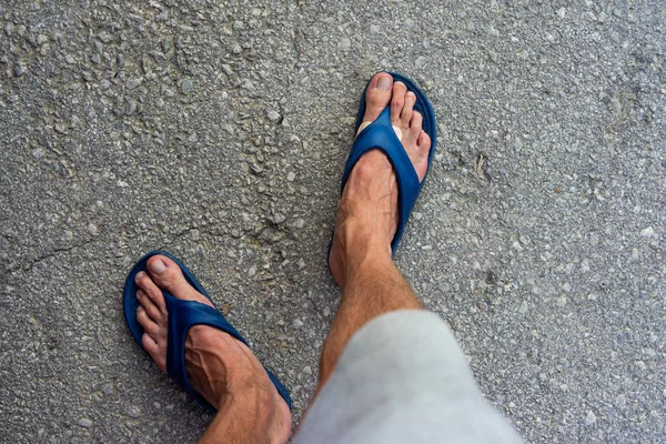 Los Pies Hombre Con Sandalias — Foto de Stock