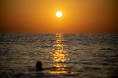 Girit 'te yaz erken sabah parlak gökyüzü plaj