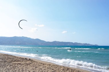 Tropikal mavi okyanusta ekstrem spor kitesurf