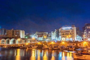 Yunanistan, Girit, Ağustos 2018: Kandiye'de teknelerle eski Venedik limanı, Girit adası, Yunanistan