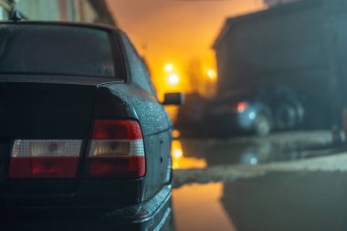 Şehirde arka ışık makinesi