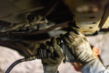 Otomatik mekanik, servis istasyonunda krank kılıfı korumasını kaldırır. Araba Lift