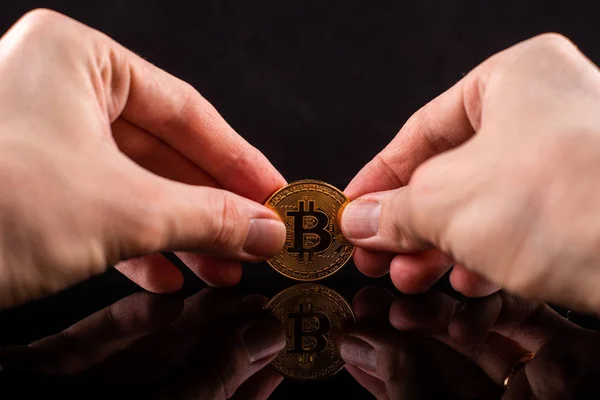 Elinde Siyah Bir Zemin Üzerine Bitcoin Yazı Tura Ayna Yansıması — Stok fotoğraf