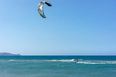 Tropikal mavi okyanusta ekstrem spor kitesurf